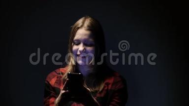 青少年在她的手机智能手机上聊天。 4UHDK